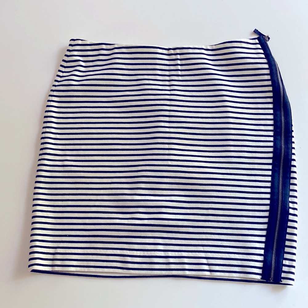 Madewell stretch mini bodycon skirt. Side zipper Navy/Cream, size Medium, EUC.
